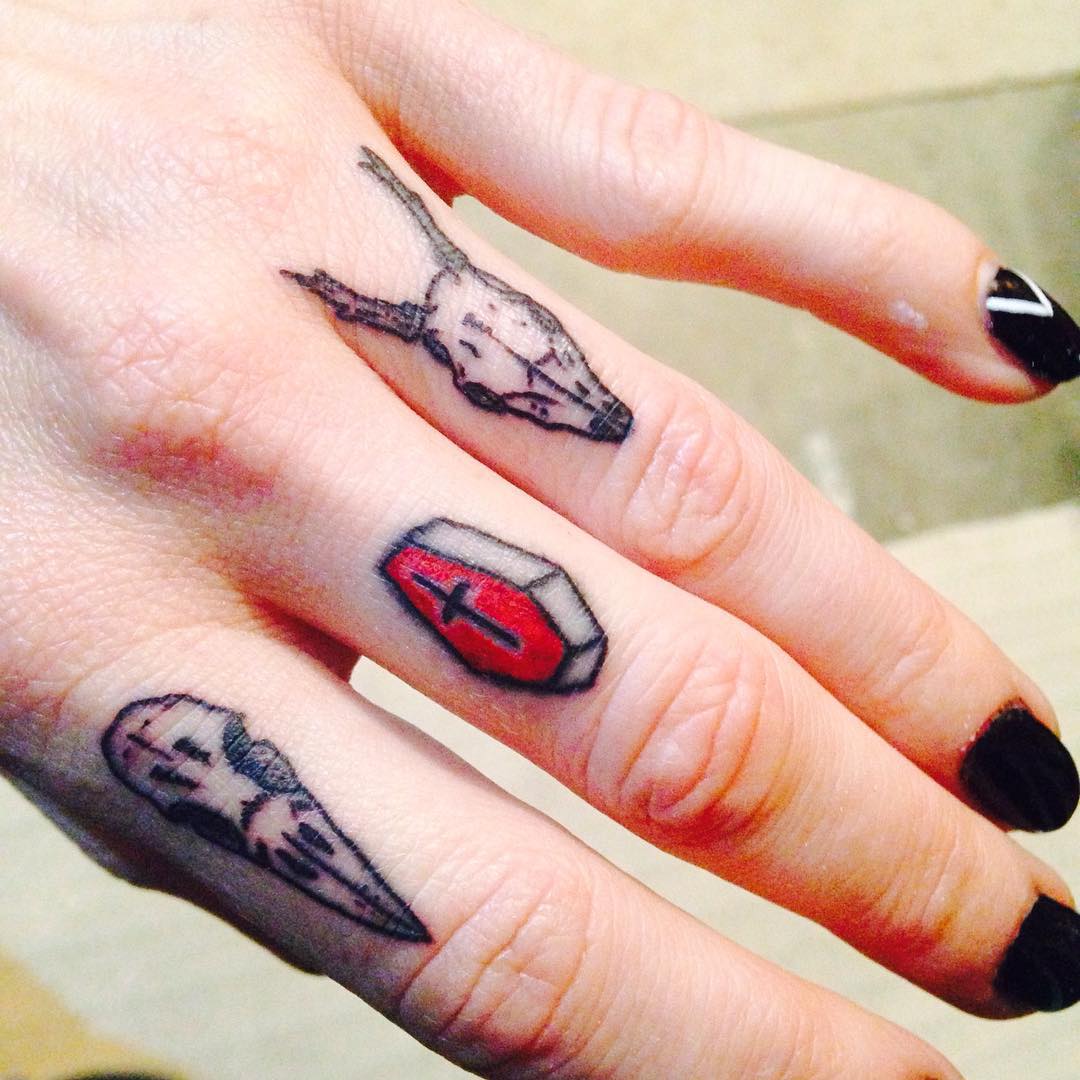 Deer-Skull-Tattoos-on-Knuckle