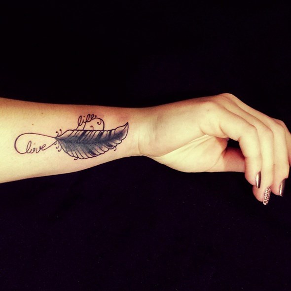 32 Small Feather Tattoo That Will Make You Want To Get Inked