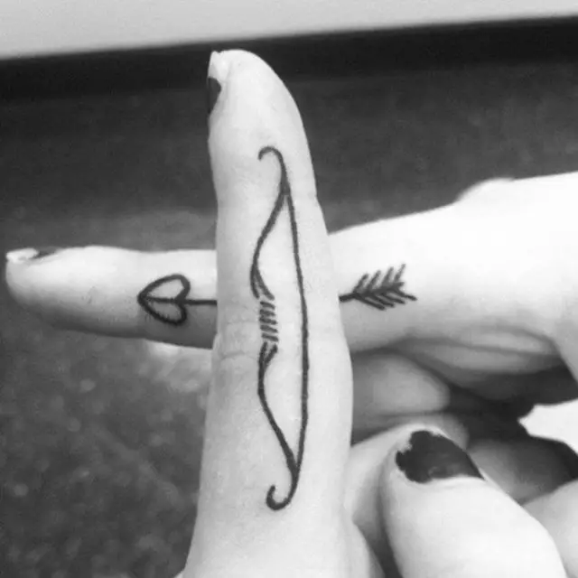 bow-and-arrow-tattoo-finger