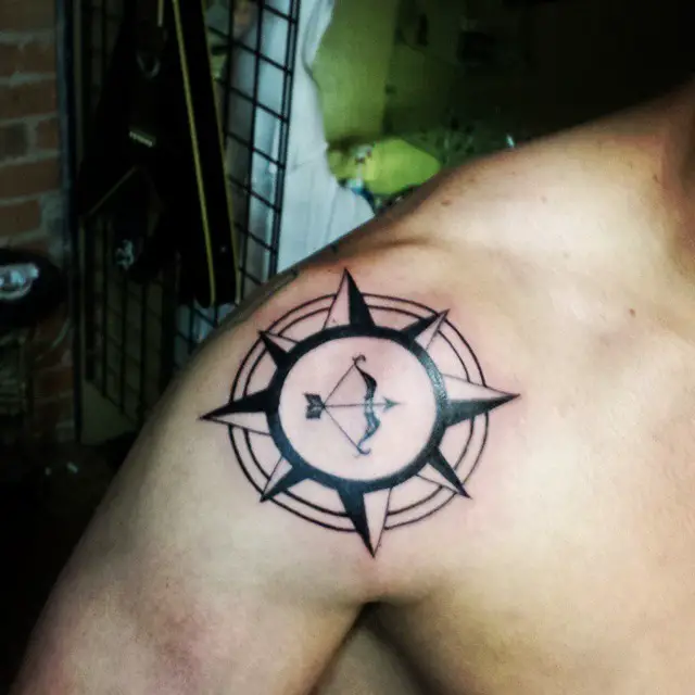compass-bow-and-arrow-tattoo-on-shoulder