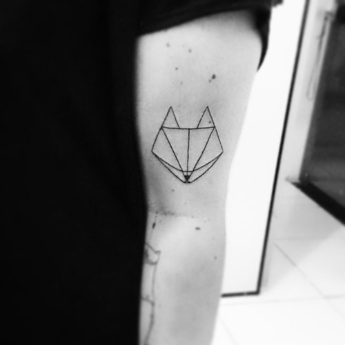 small-geometric-fox-head-tattoo-on-outer-arm