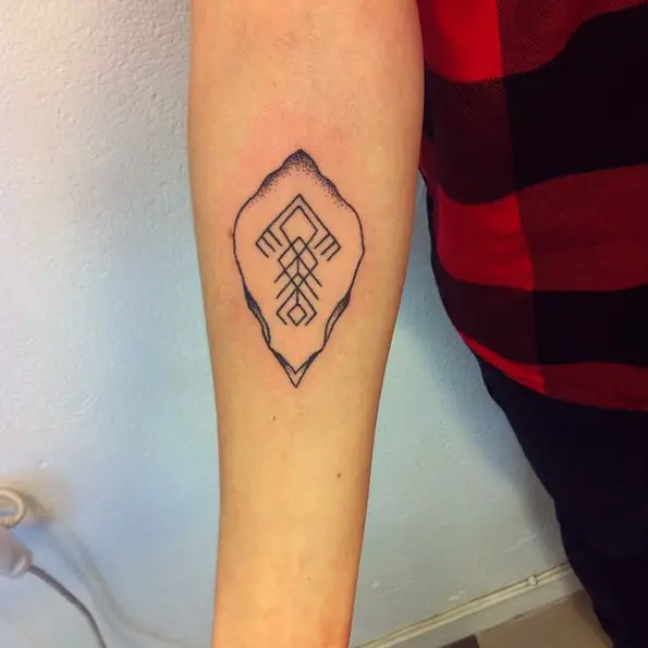 stick and poke arrow head tattoos